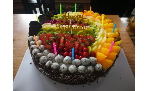 集體生日會，員工樂翻天