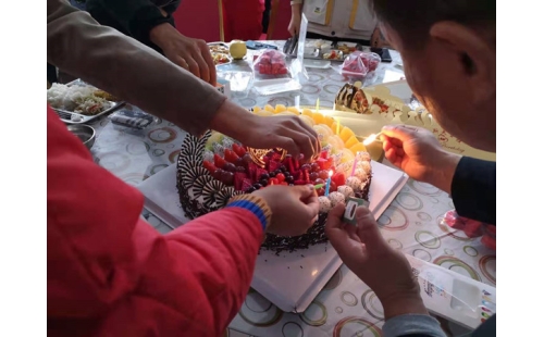 金秋十月，員工集體生日會(huì)送溫暖